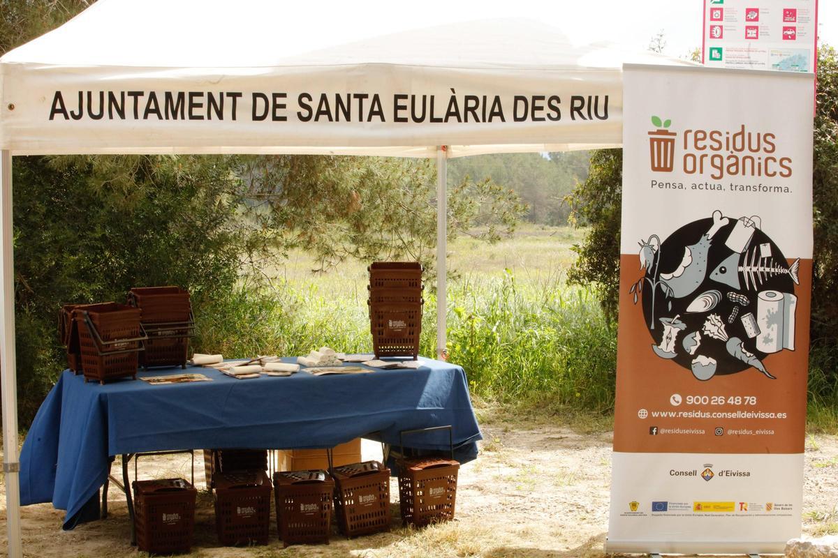 Stand de información sobre la implantación de recogida selectiva de materia orgánica en el municipio de Santa Eularia