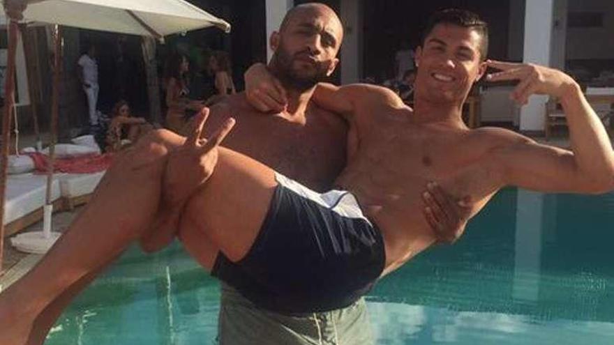Cristiano Ronaldo junto a su amigo Badr Hari.