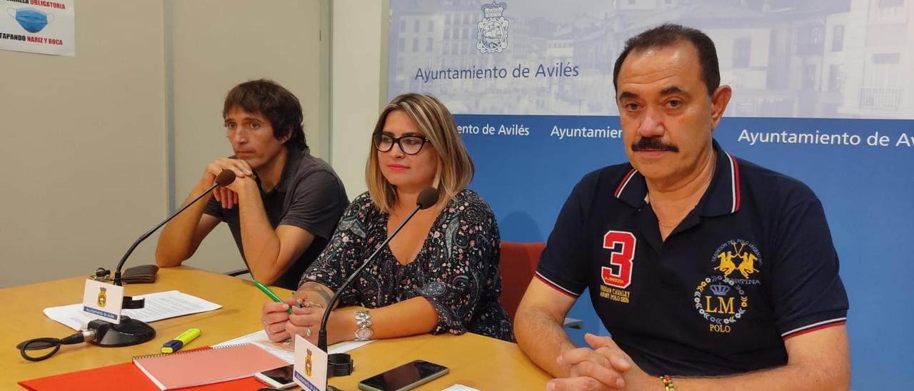 Primitivo Abella, Sara Retuerto y Juanjo Fernández, ayer, en la sala de prensa del Ayuntamiento de Avilés.