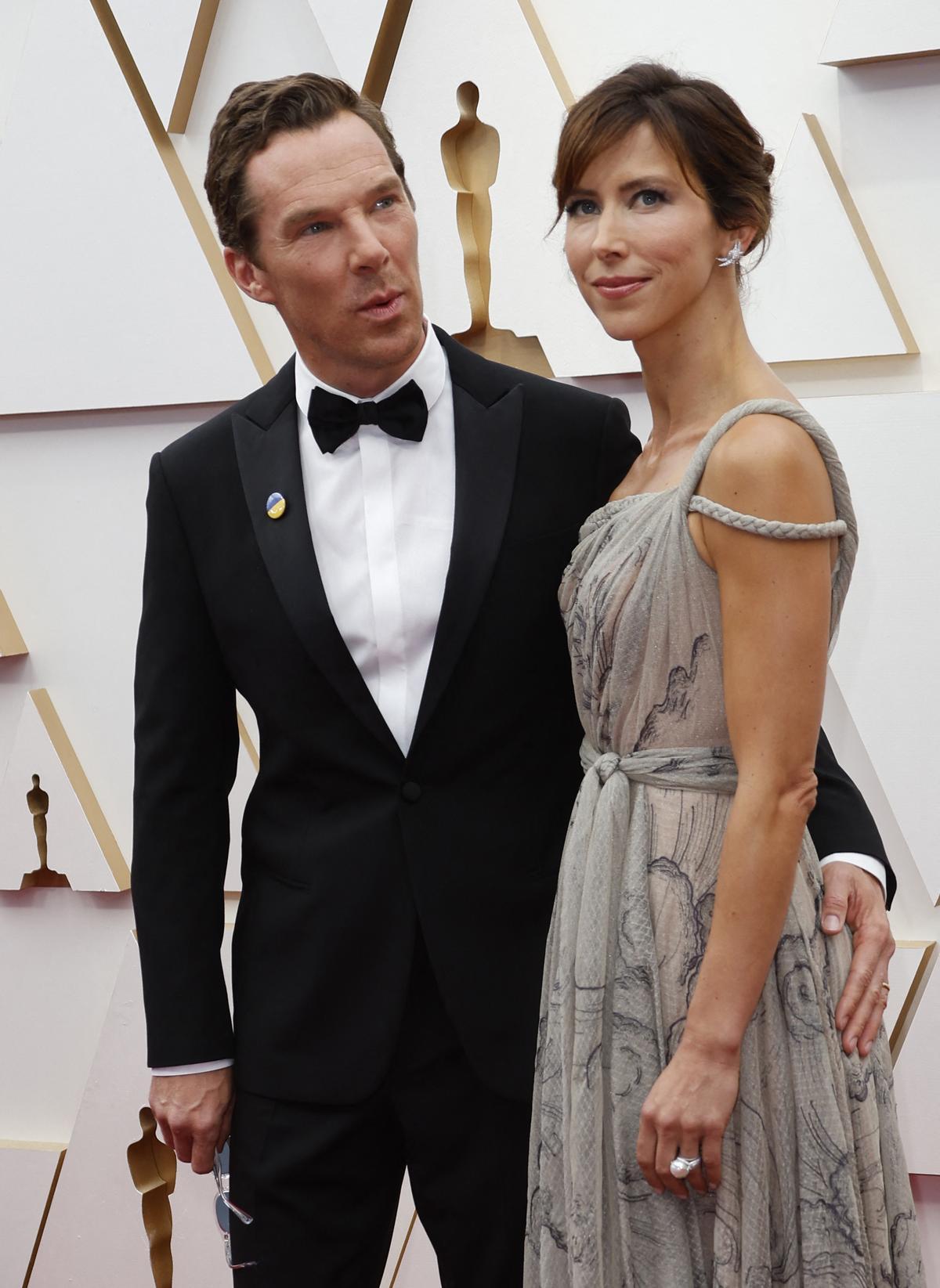 Benedict Cumberbatch y Sophie Hunter , en la alfombra roja de los Oscars 2022