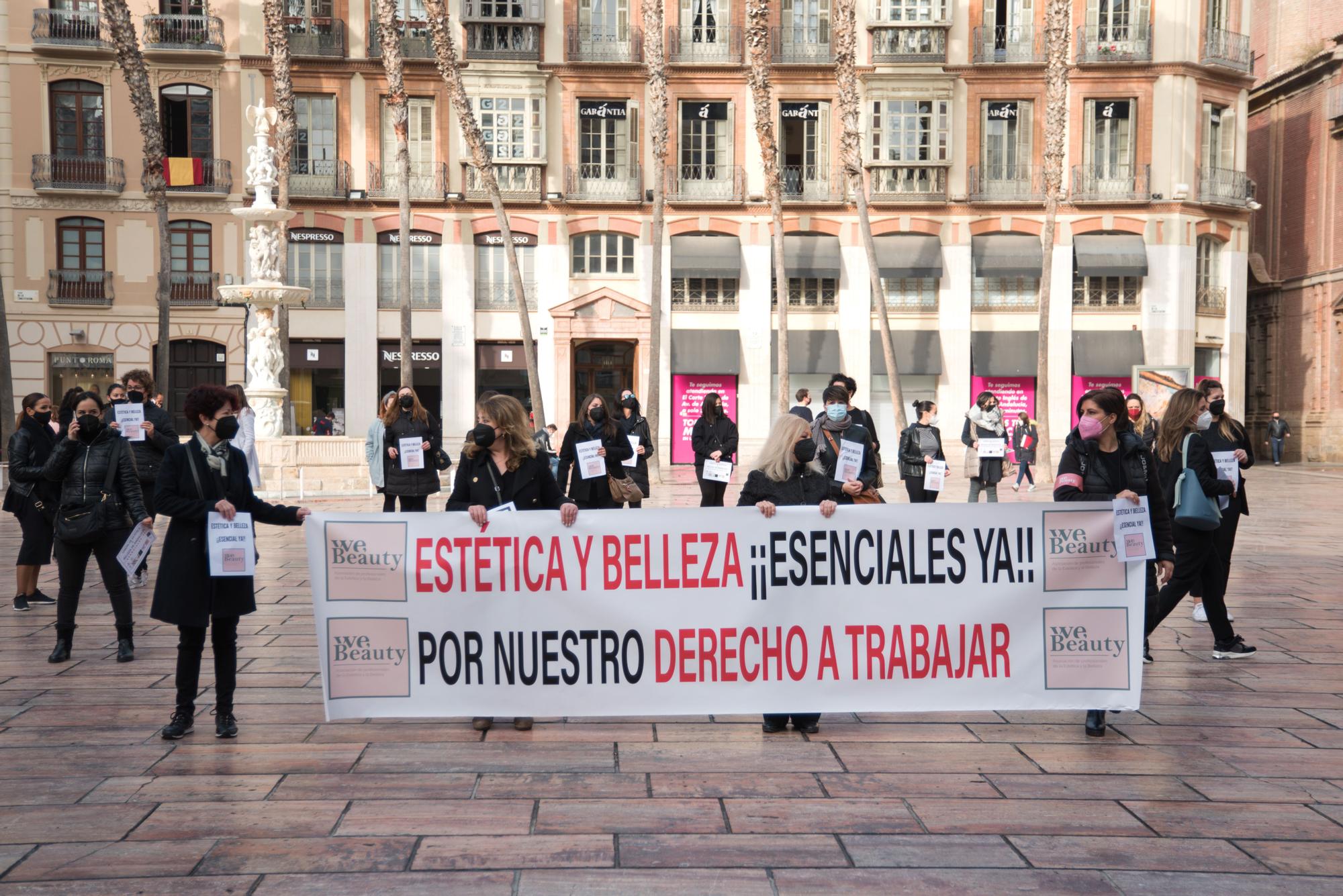 Protestas del sector de los centros de belleza y estética en la plaza de la Constitución