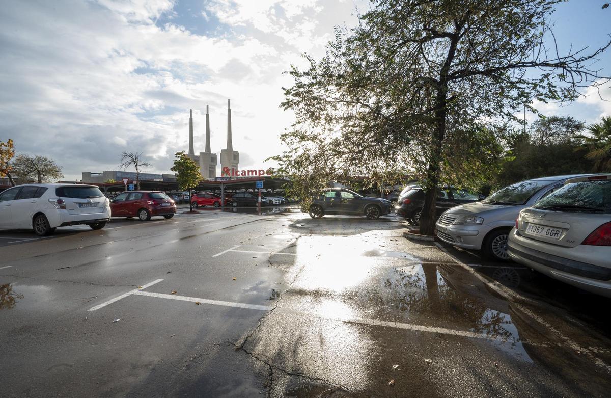 Aparcamiento del centro comercial Alcampo, en Sant Adrià de Besòs.