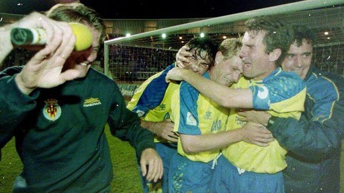 Christiansen, Serer, Díaz, Robert y el preparador físico José Bollado, celebrando el ascenso ante el Compostela
