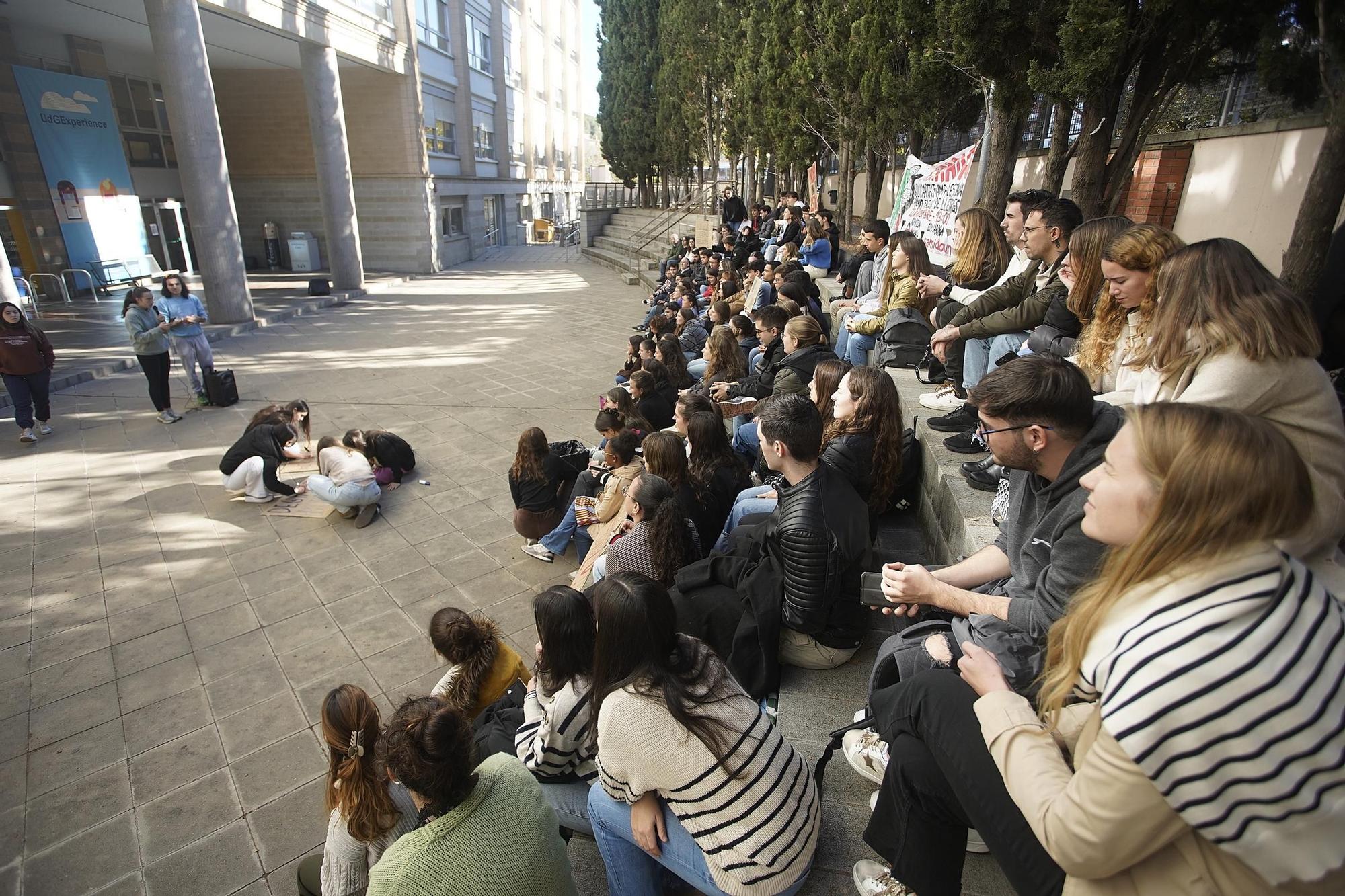 Els estudiants de la facultat d'Infermeria i Medicina protesten per la nova bilbioteca