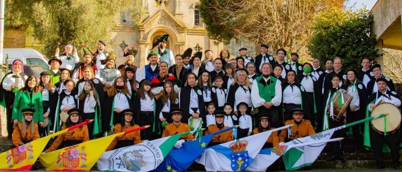 La rondalla de Vincios cuenta este año con 75 miembros, 10 de ellos abanderados y el resto, músicos.