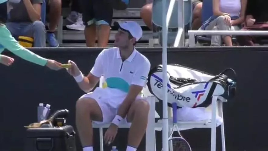 "Vergonzoso", "denigrante", "increíble falta de modales"... Las redes se ceban con este tenista tras pedir que le pelaran un plátano