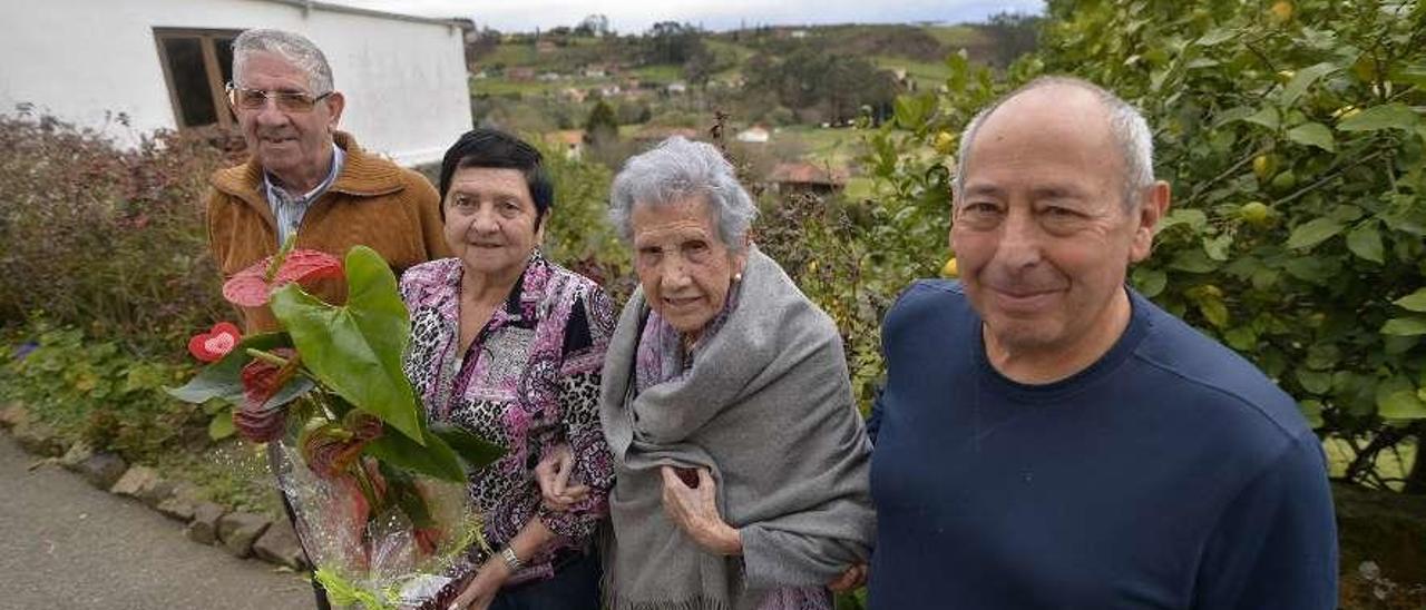 Por la izquierda, José Manuel González, María Antonia González González, Matilde González Suárez y José María Avella, ayer, delante de su casa en el núcleo de Arrojo (Naveces).
