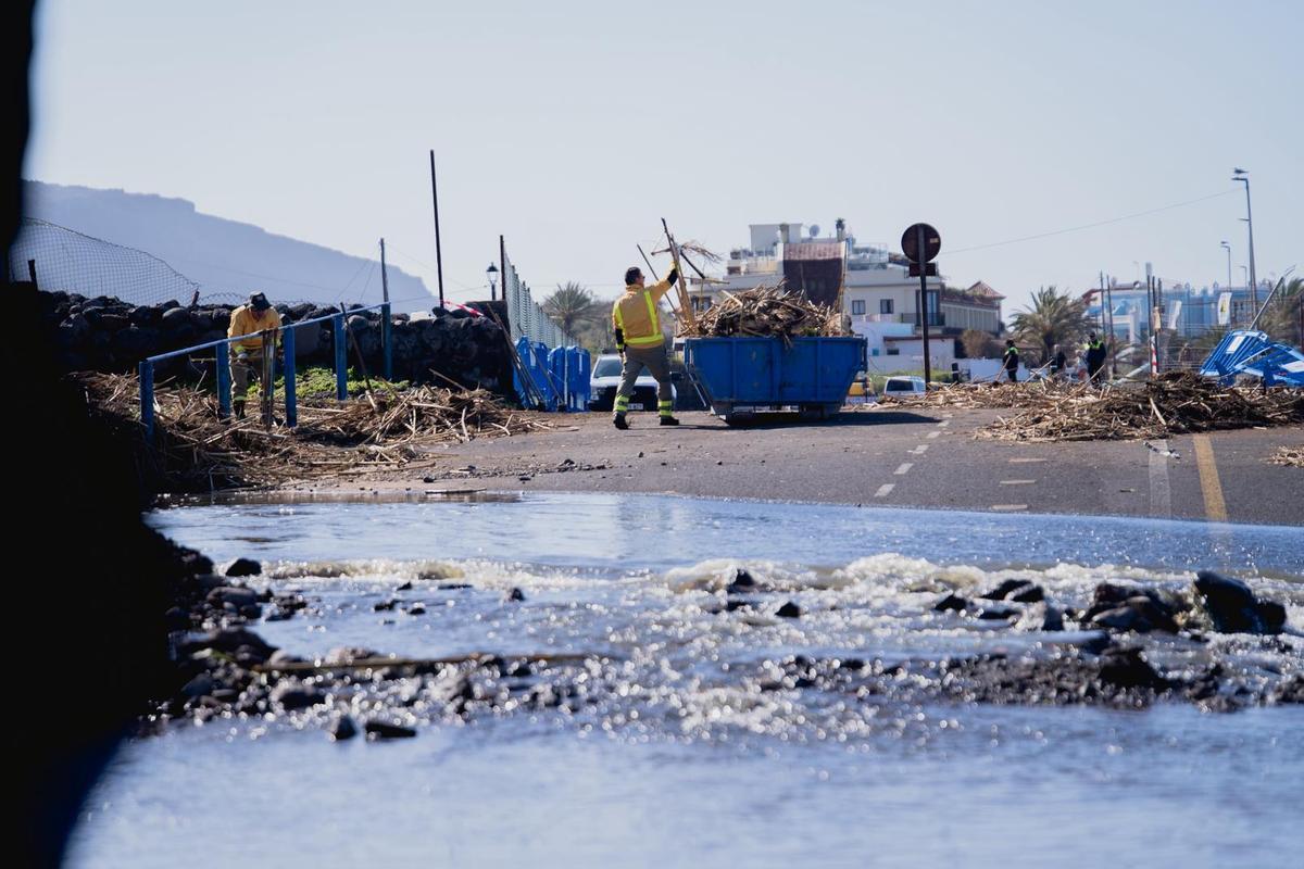 Trabajos de limpieza en Valle Gran Rey tras los destrozos provocados por la borrasca Therese