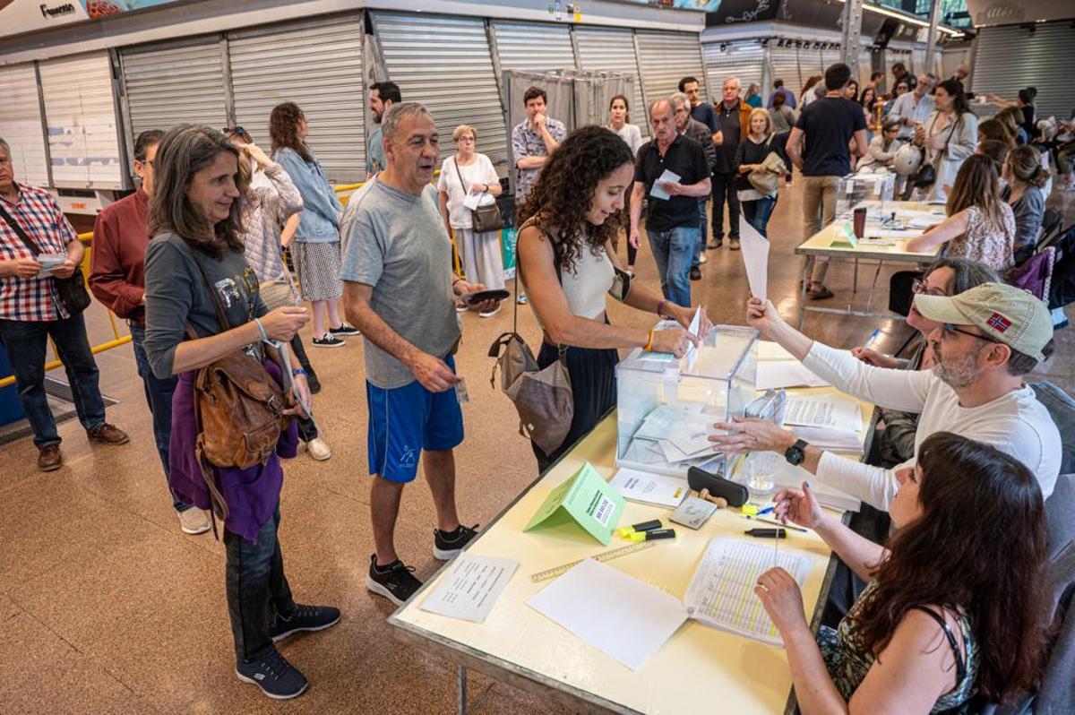 Votaciones en el mercado del Ninot, en Barcelona