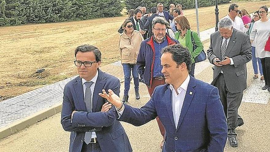 Gallardo visita el solar de la nueva sede del OAR