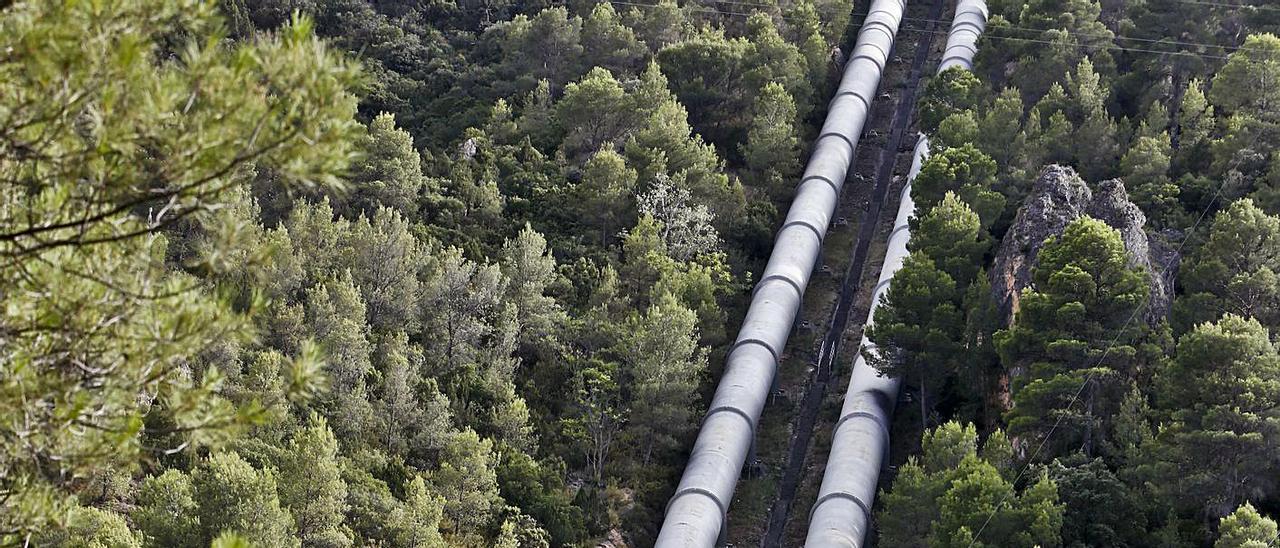 Una joven observa las tubería del embalse de Bolarque, desde donde parte el agua. | PILAR CORTÉS