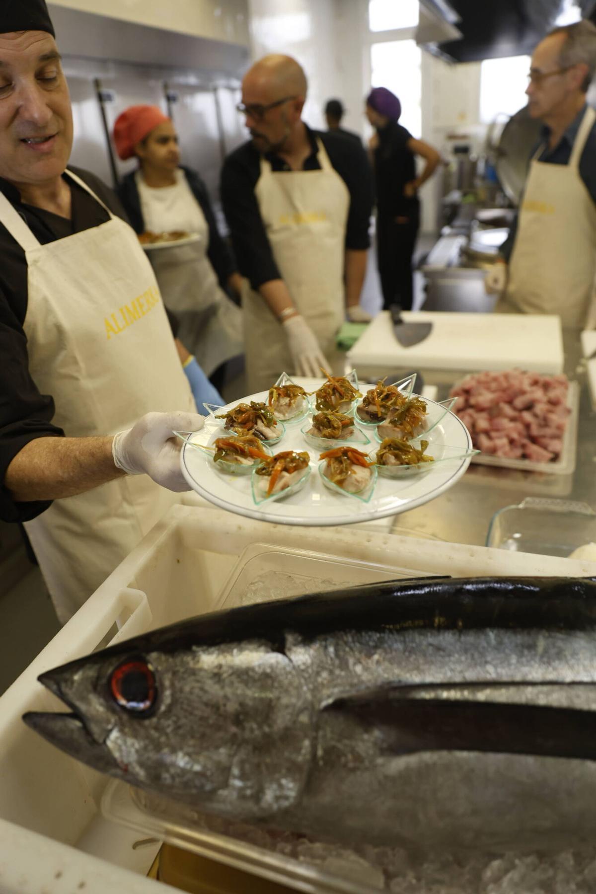 El "campanu del mar", marmitaco solidario en la Cocina Económica