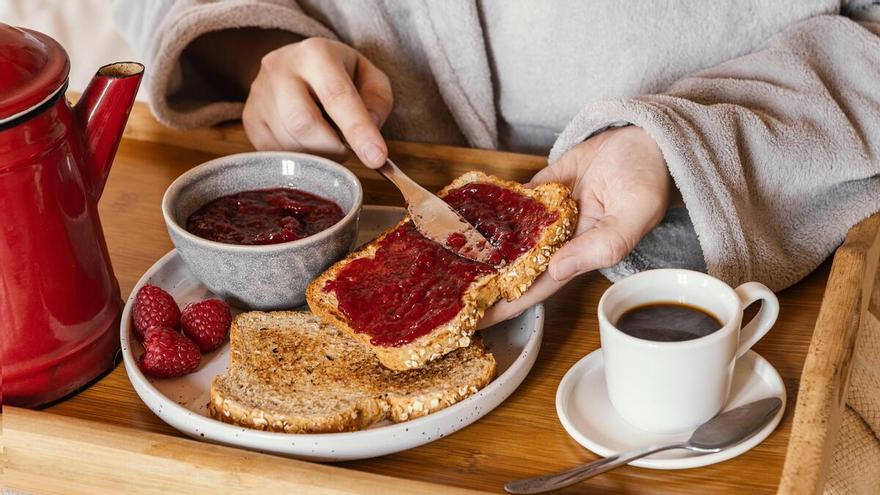 ¿Eres de los que se levanta con el vientre hinchado? Estos son los desayunos que recomiendan los expertos para mejorar tu salud