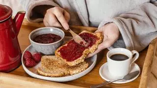 ¿Eres de los que se levanta con el vientre hinchado? Estos son los desayunos que recomiendan los expertos para mejorar tu salud