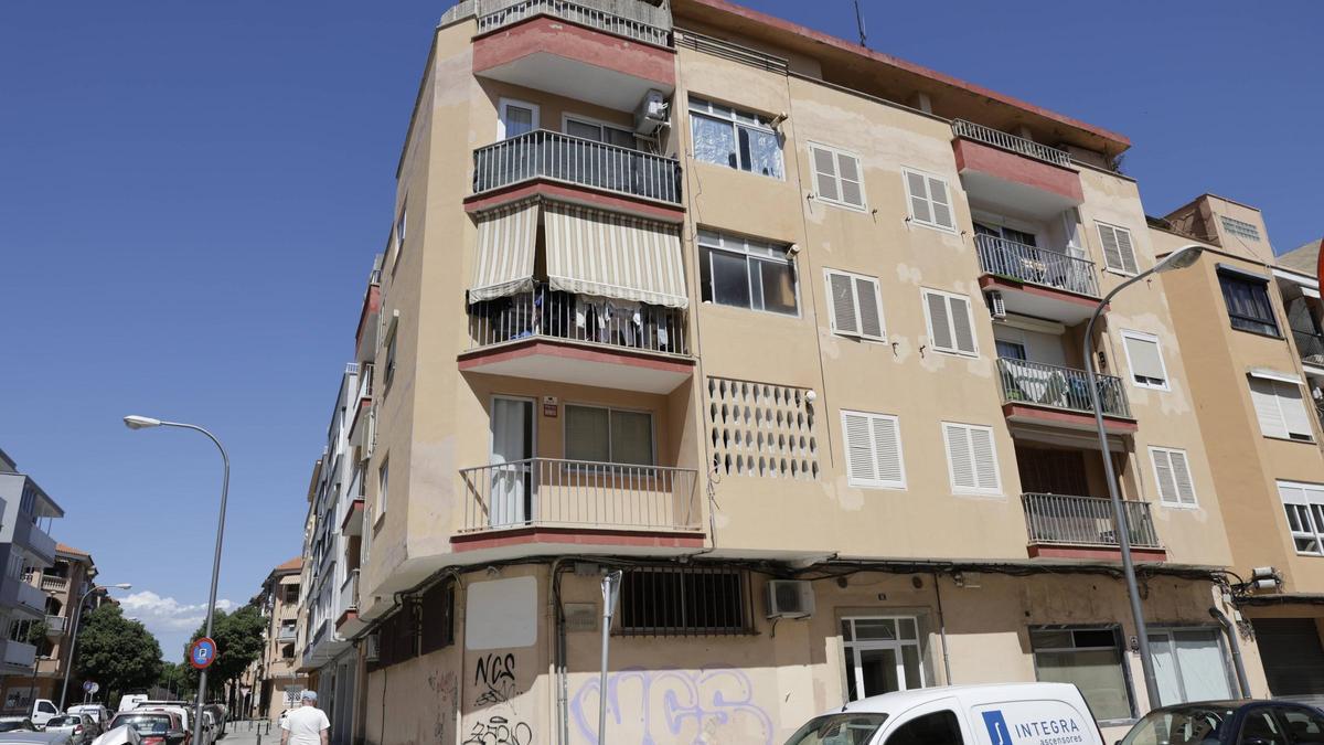 Fachada del inmueble de la calle Isaac Peral que saldrá a subasta.