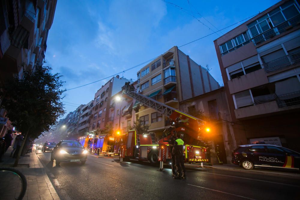 Los bomberos sofocan un incendio en Alicante