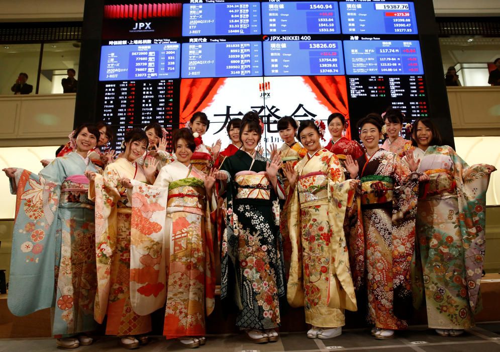 Unas geishas visten kimonos ceremoniales en el Mercado de Valores de Tokyo ara celebrar el Año Nuevo y desear buena suerte a la Bolsa nipona.