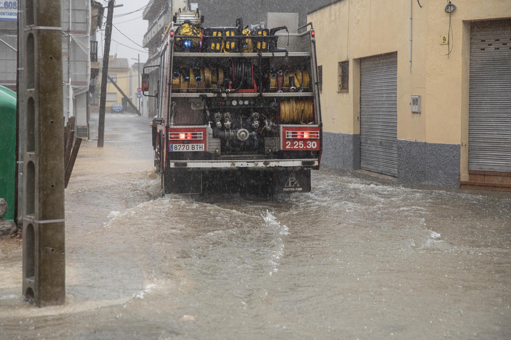 Tarda de pluges intenses que causen lleus inundacions i destrosses a les comarques gironines