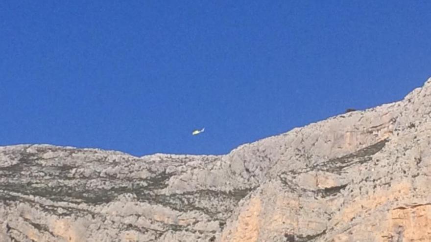 El helicóptero sobrevolando el Montgó.