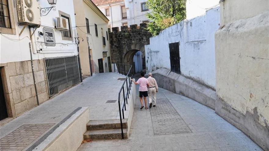 Los viandantes aplauden la mejora del acceso por Clavero en Plasencia