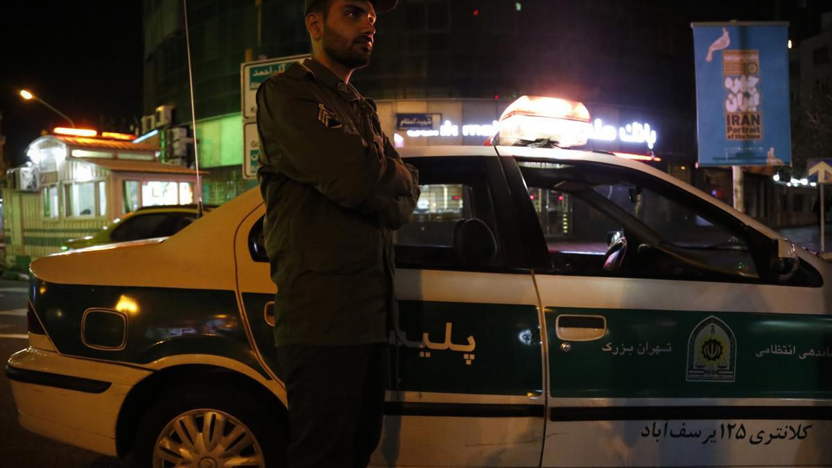 Archivo - Un agente de la Policía en Teherán, Irán