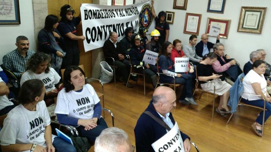 Protesta en el pleno de Baiona. // N. P.