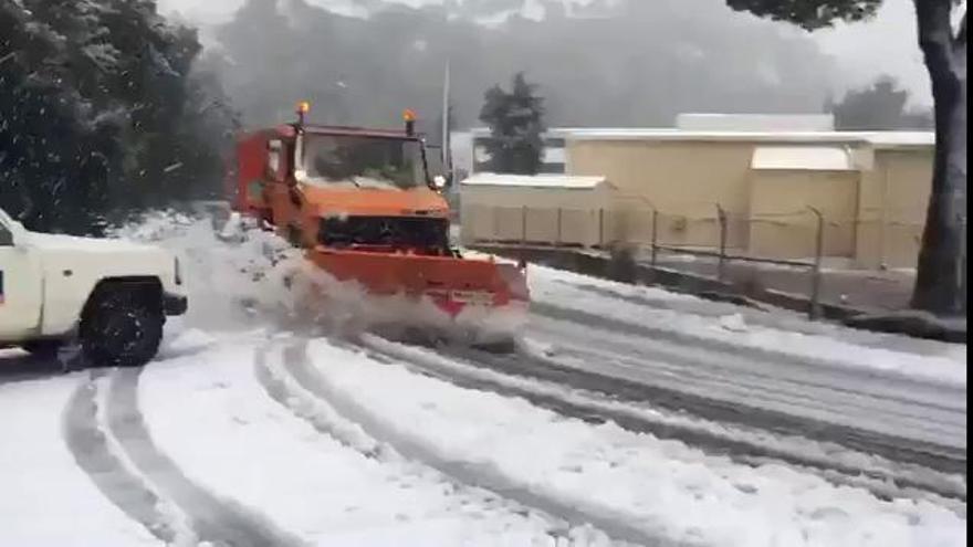 Schnee in der Tramuntana: Räumfahrzeuge im Einsatz