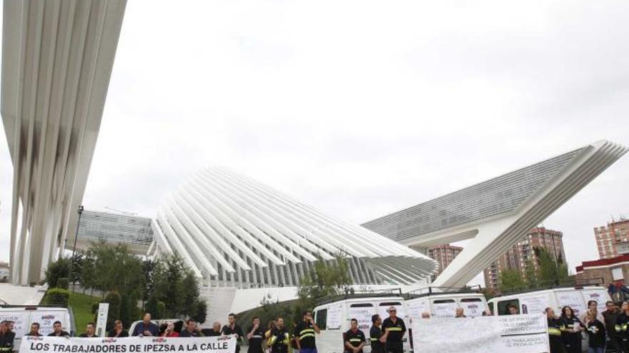 Un grupo de trabajadores de Ipezsa protesta ante el Calatrava.