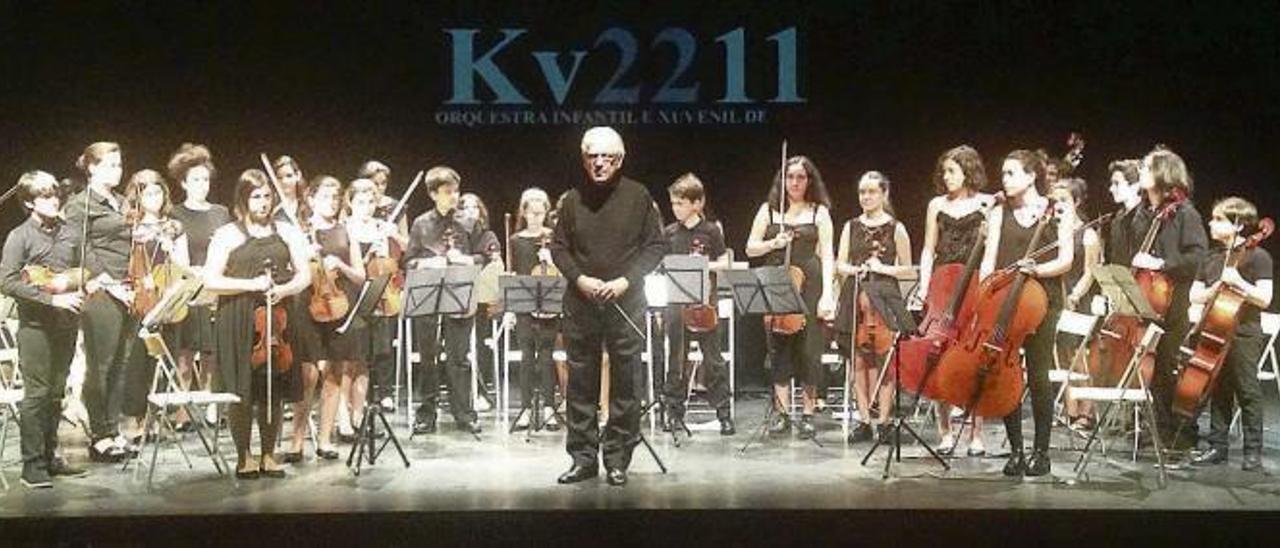 Los miembros de la Orquestra Kv2211 y su director, José Manuel Fernández Rosado.   // Kv2211