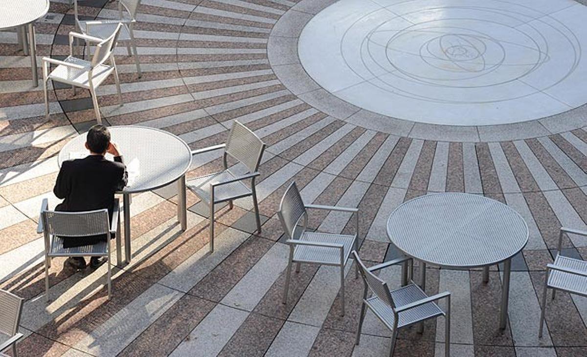 Un empresari japonès descansa en una terrassa al centre de Tòquio.