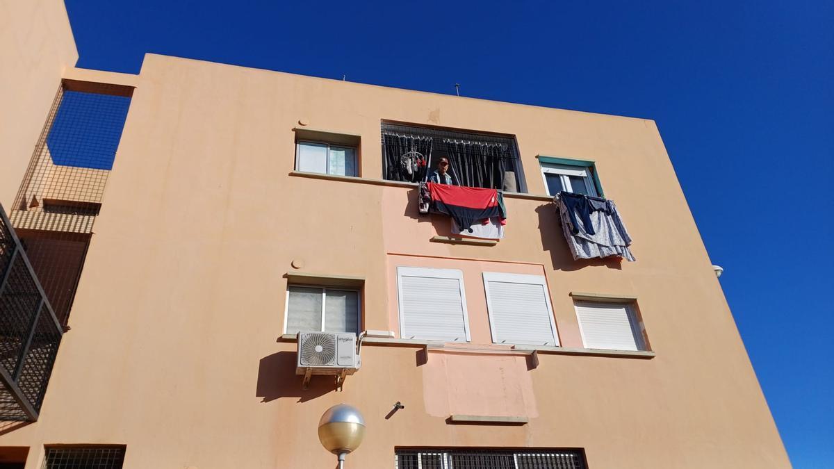 Edificio de viviendas en Cabo Blanco, en Arona, donde un padre mató a un hijo de 10 años en la madrugada de este viernes e hirió a su mujer y un guardia civil