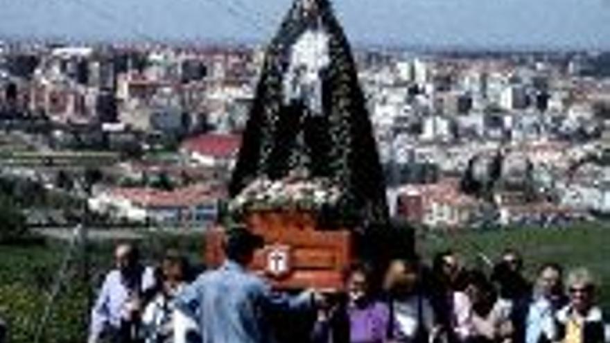 La Cofradía de la Soledad celebra la romería del Calvario