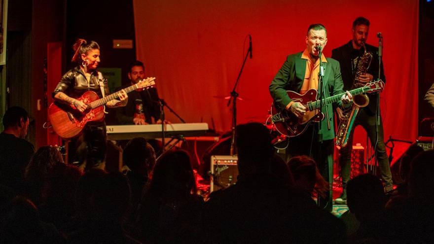 Al Dual derrocha actitud rockabilly en El Ambigú en la presentación de su gira en Córdoba