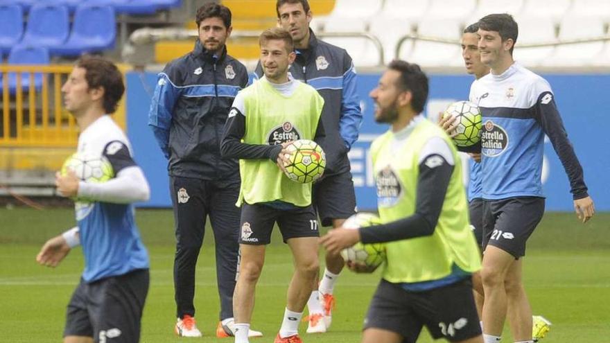 Víctor Sánchez del Amo observa a sus jugadores durante la sesión de ayer.