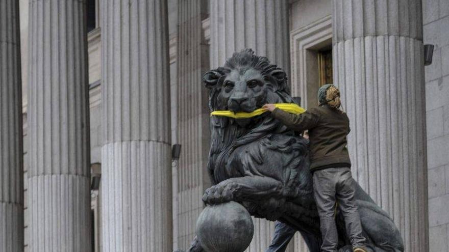 Greenpeace amordaza los leones del Congreso