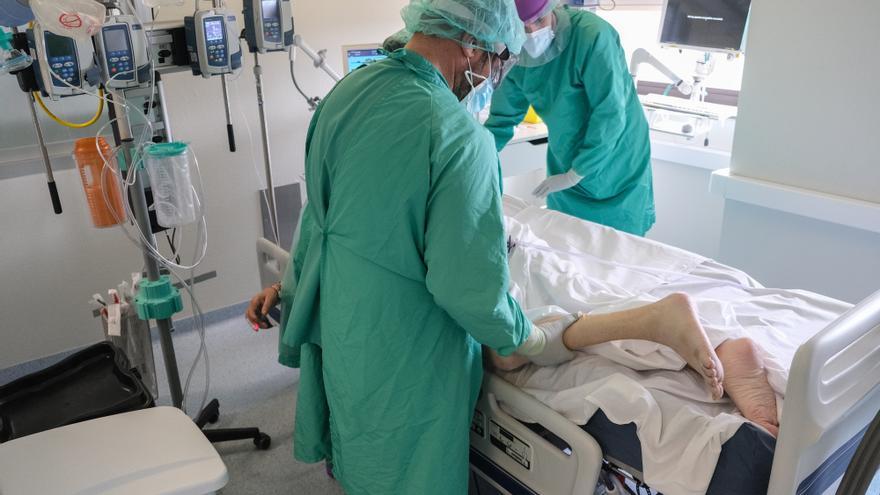El Hospital de Torrevieja tiene a 71 ingresados por covid, 11 más en una semana