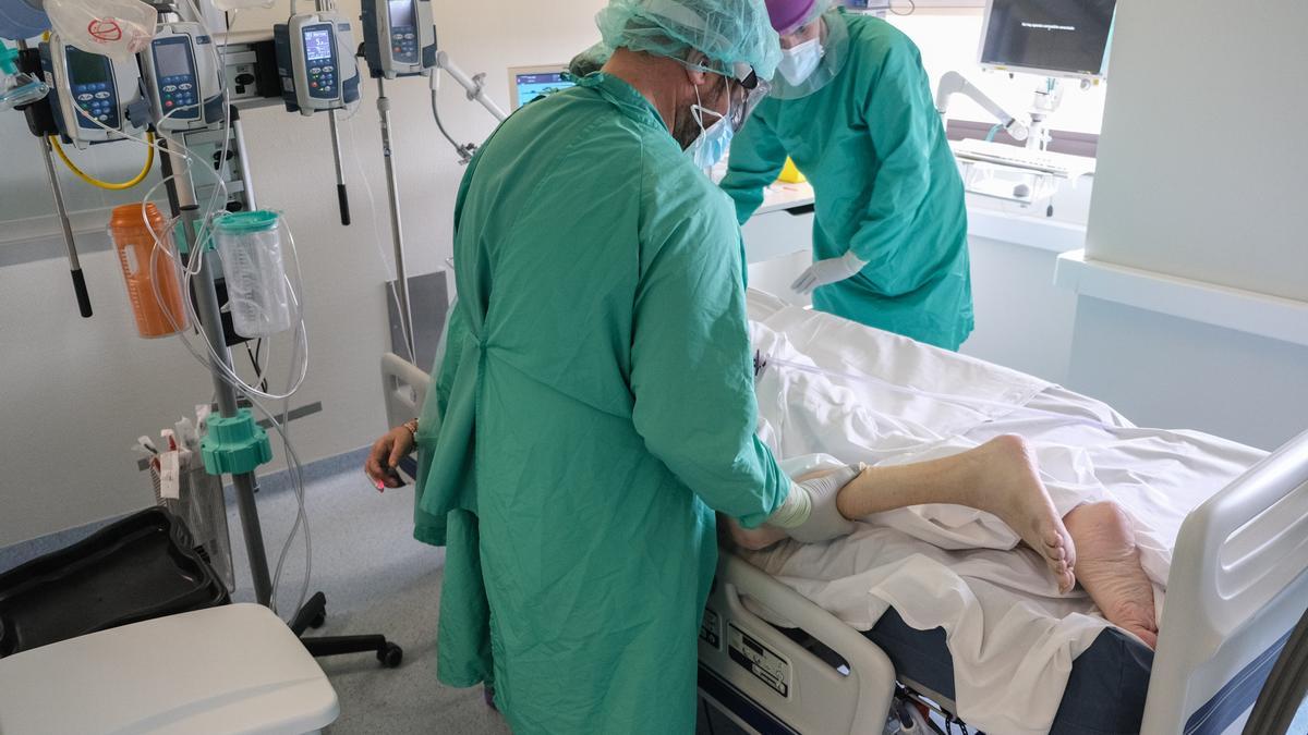 Cuidados intensivos a un paciente covid en el Hospital de Torrevieja en enero de 2021