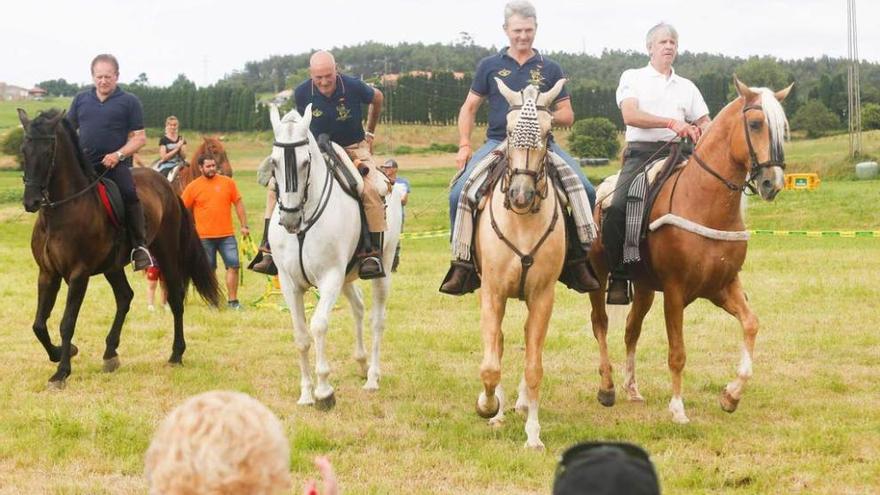 Asistentes, a caballo, a la fiesta de Manzaneda.