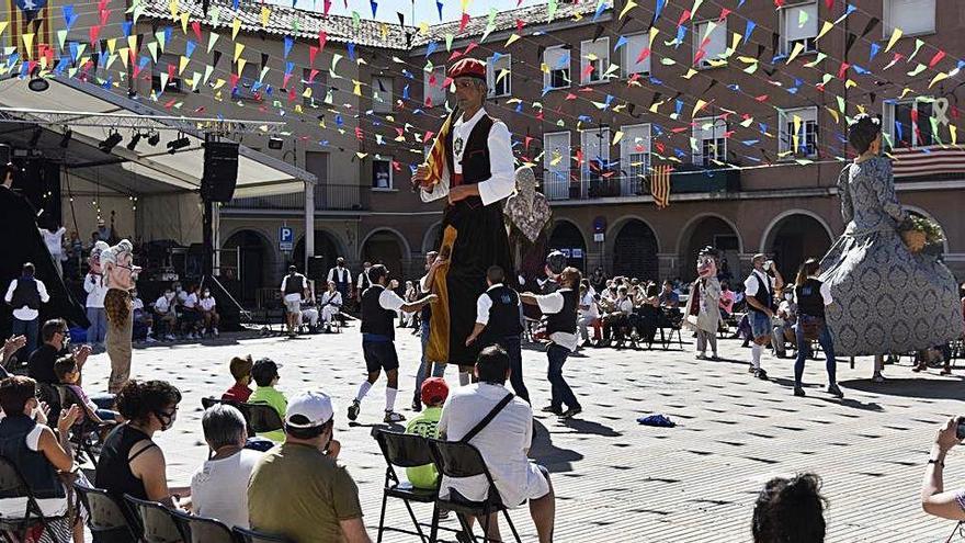 Ballada de la imatgeria de Navàs a la plaça Major del municipi. Aquest any se n&#039;ha limitat la capacitat i els espectadors estaven asseguts