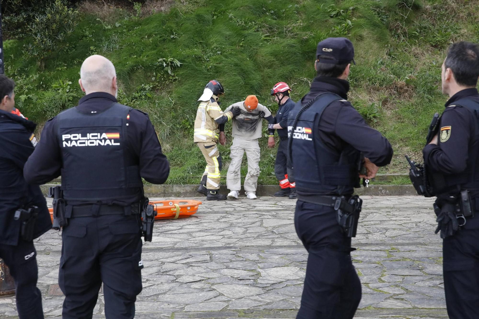 Así fue el amplio operativo para rescatar de las rocas a un hombre ebrio en Gijón (en imágenes)