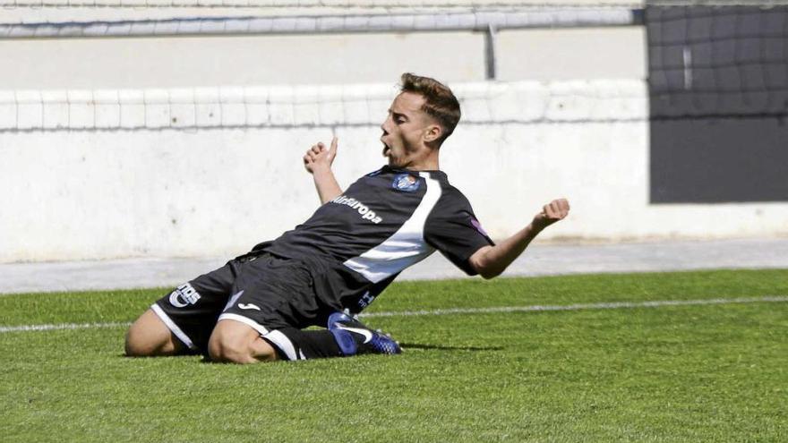 Julio Delgado celebra el primer gol isleño.