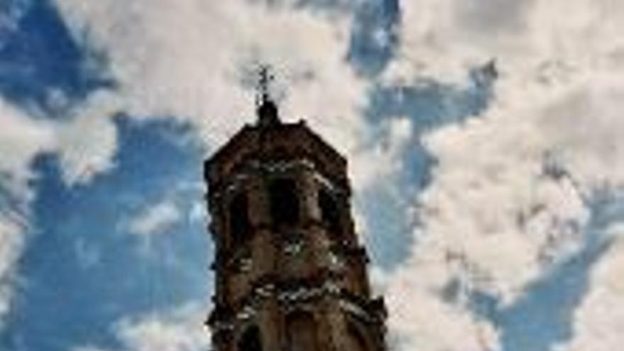 La torre luce otra vez[piefoto5.100]La torre de la iglesia de Osera está restaurada.