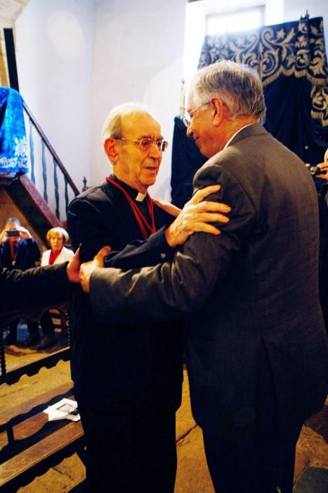 Medalla de honor al sacerdote Plácido Isidro