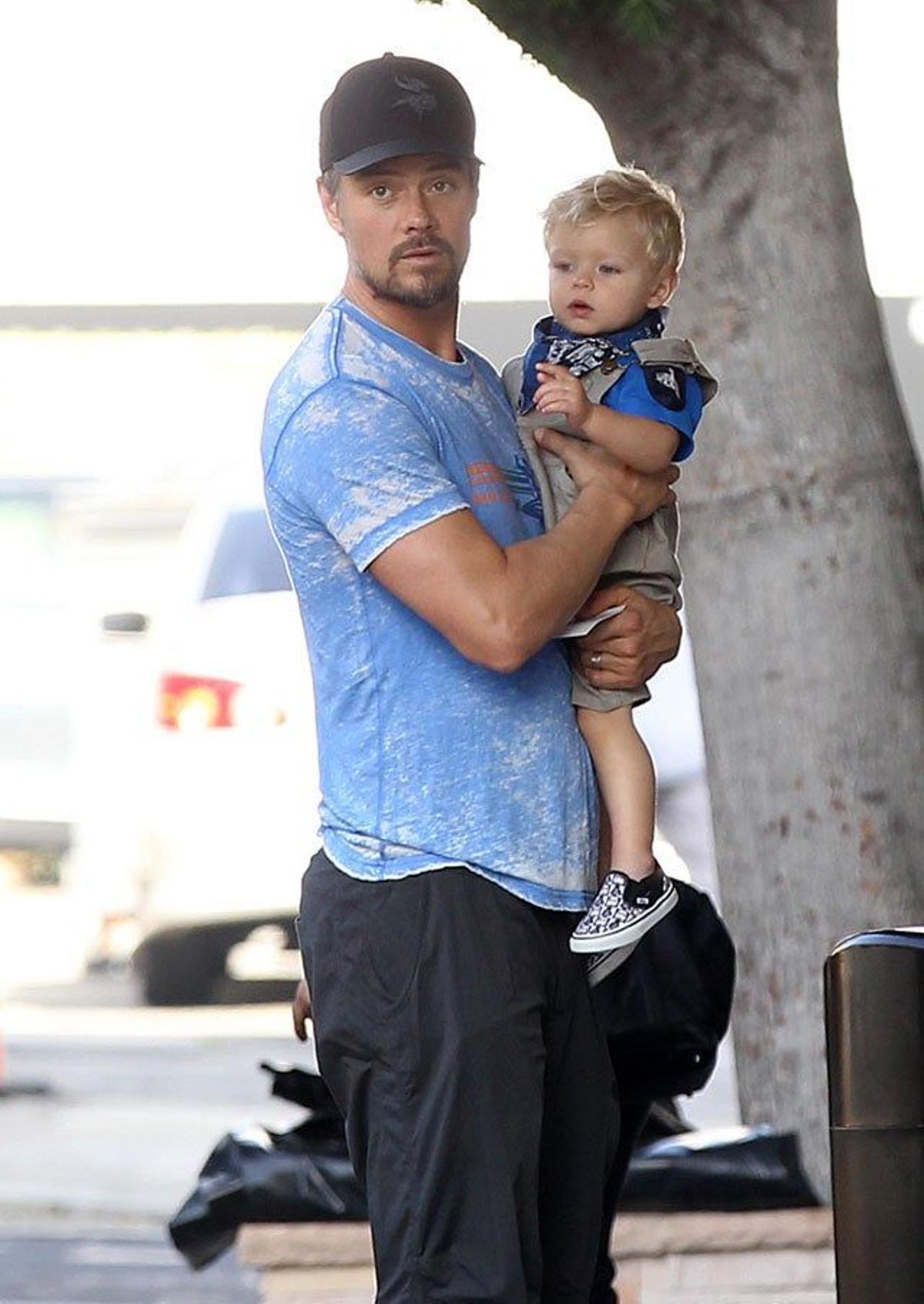 Josh Duhamel con su hijo Axl en brazos mira a los paparazzi