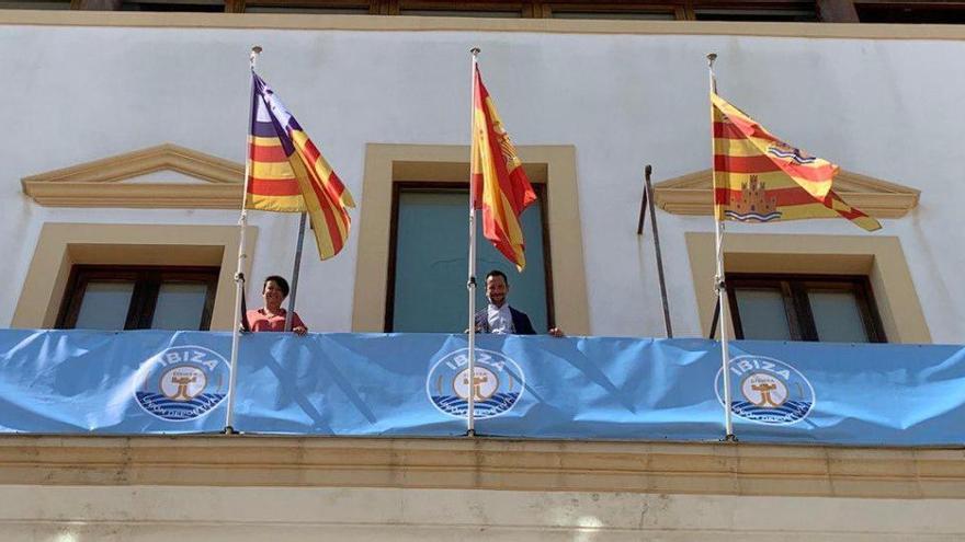 La bandera de la UD Ibiza cuelga del balcón del Ayuntamiento de Ibiza