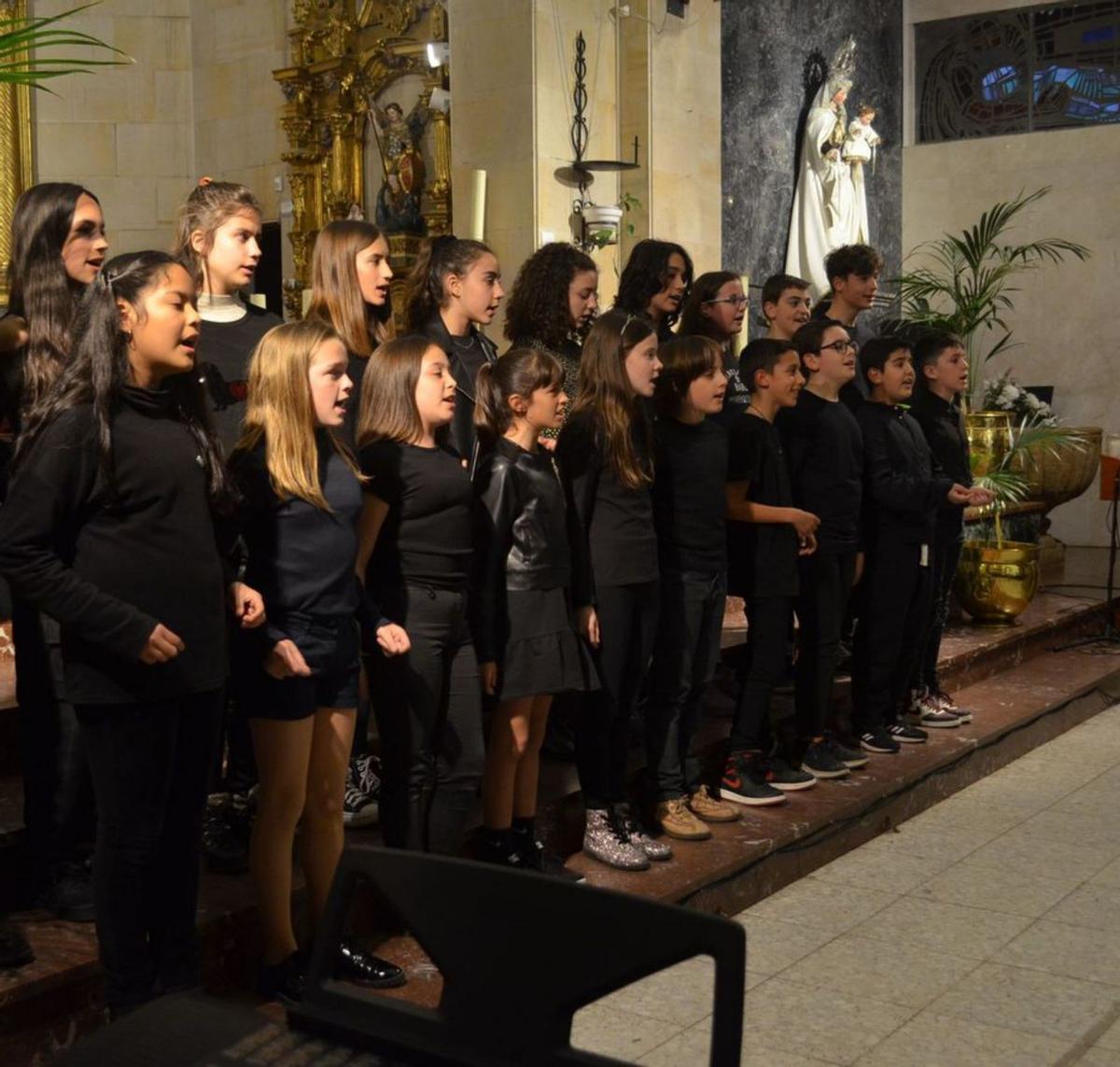 El coro juvenil de Duquesa Pimentel, durante el concierto. | E. P..