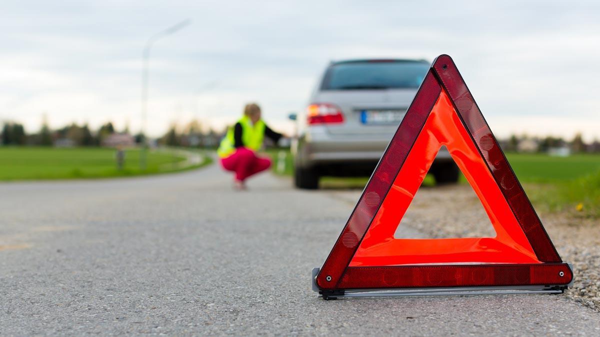 Los triángulos del coche se pueden sustituir por una luz encima del  vehículo desde este jueves - El Periódico