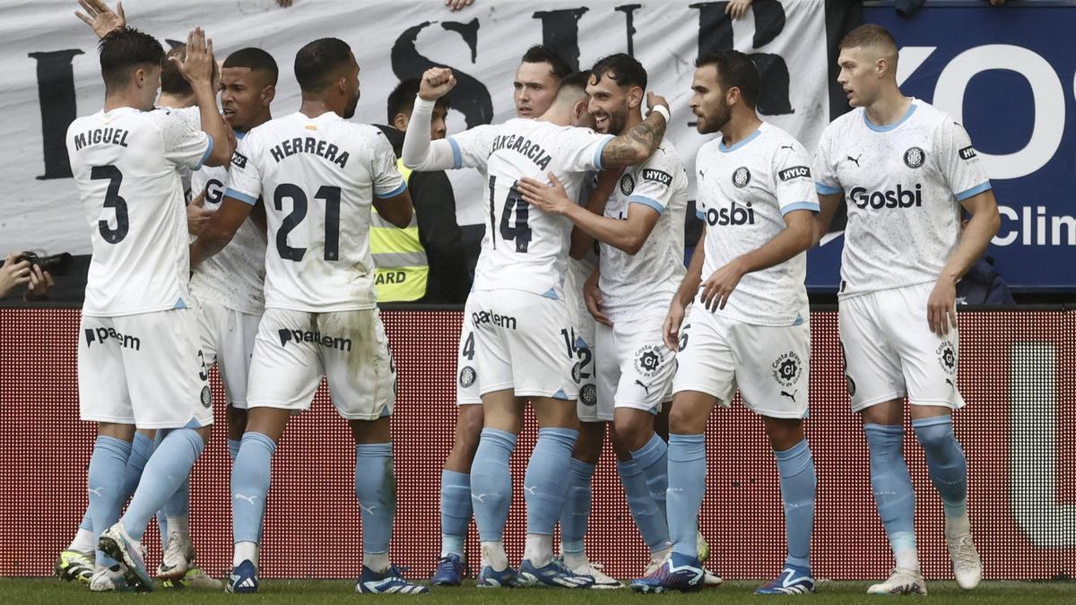 Los jugadores del Girona celebran uno de los cuatro goles a Osasuna en El Sadar.