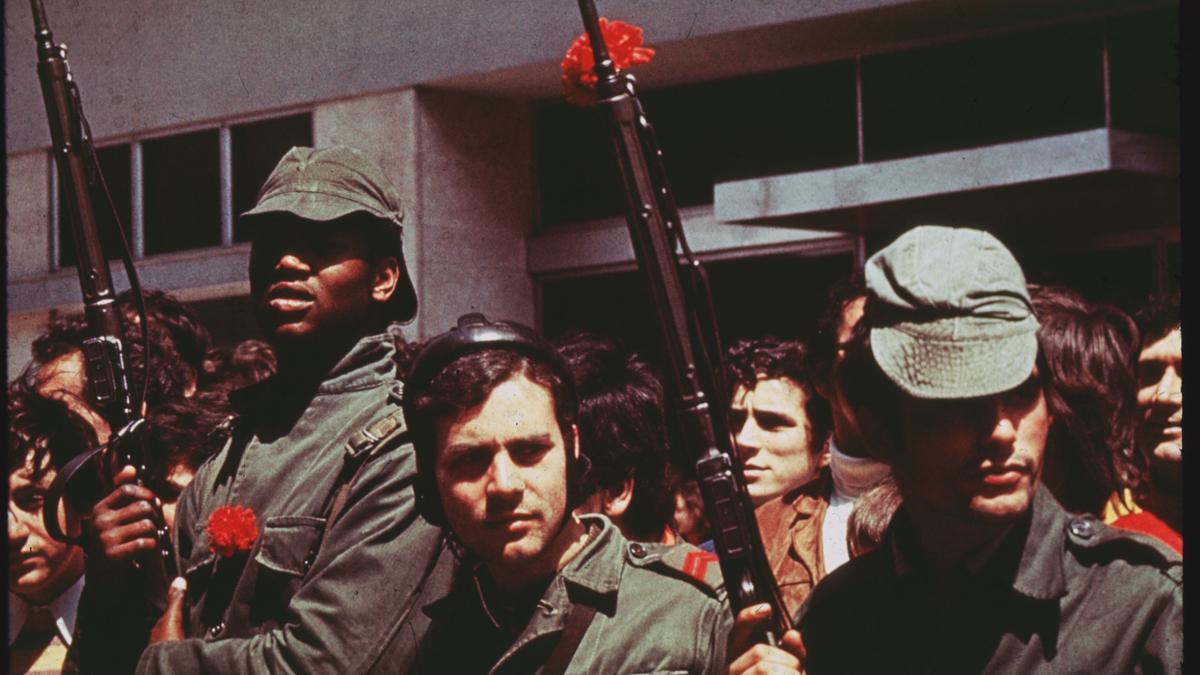 Revolución de los Claveles, 1974.