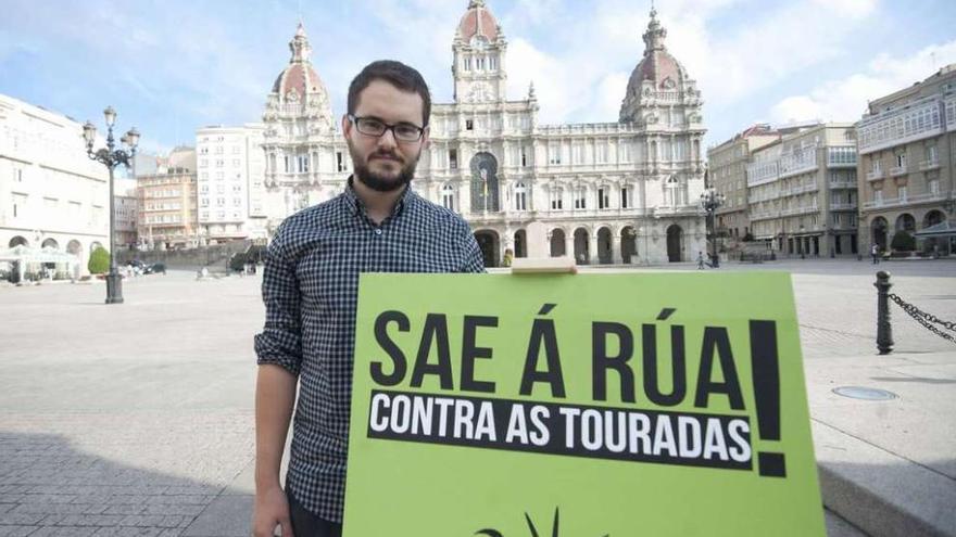 El portavoz de Galicia, Mellor sen Touradas, Rubén Pérez, ayer, ante el palacio de María Pita. 13fotos